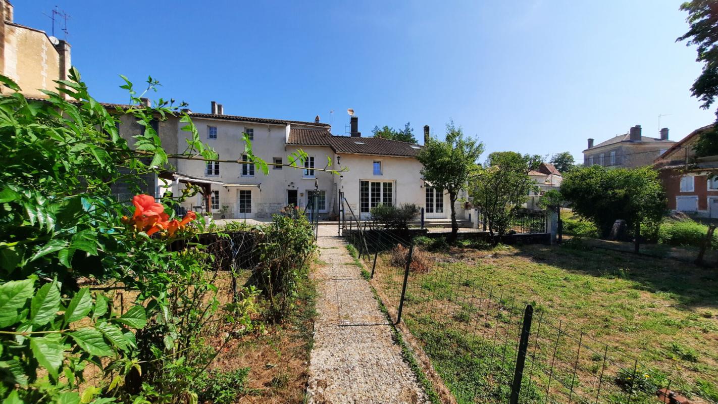 Maison de bourg 169m2, 1 760 m² de jardin)+ Local indépendant