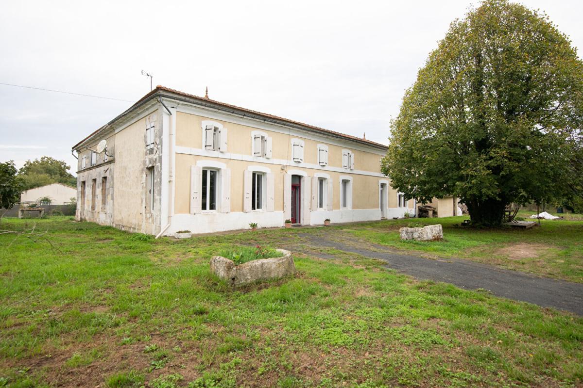 Maison charentaise 6 chambres sur un terrain de 5 600 m²
