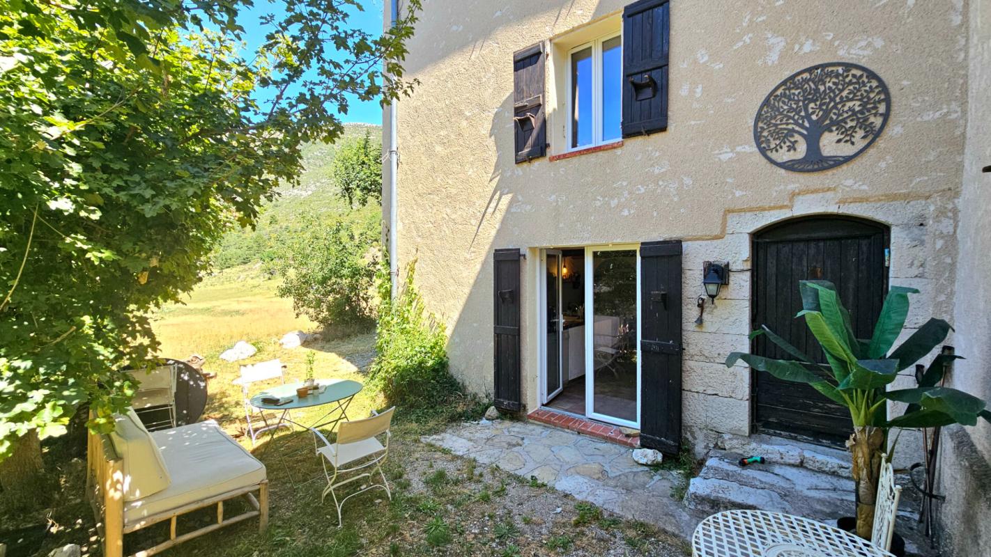 Maison de caractère rénovée avec goût . Vue panoramique . Bargème (Var)