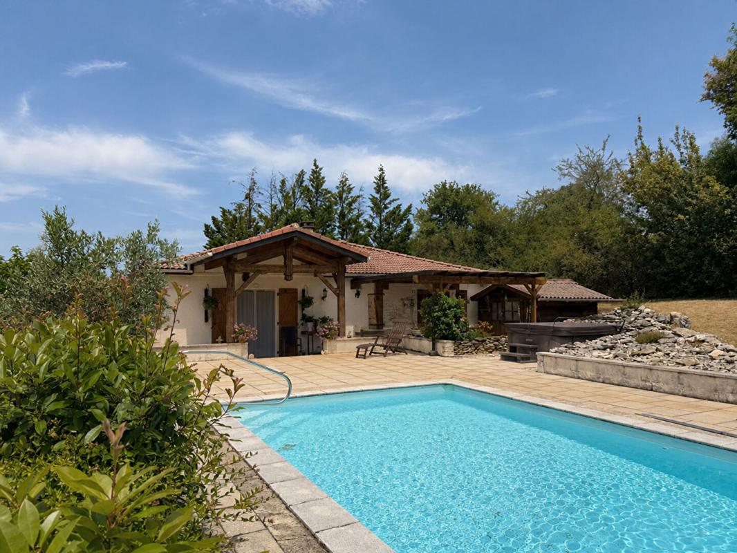 Maison parfaitement entretenue avec piscine et belle vue dégagée