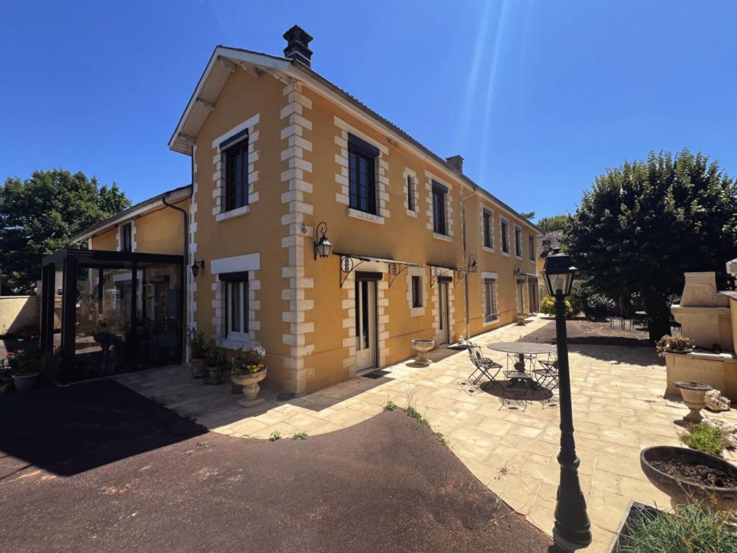 Maison Saint Pierre De Cole 13 pièce(s) 400 m2