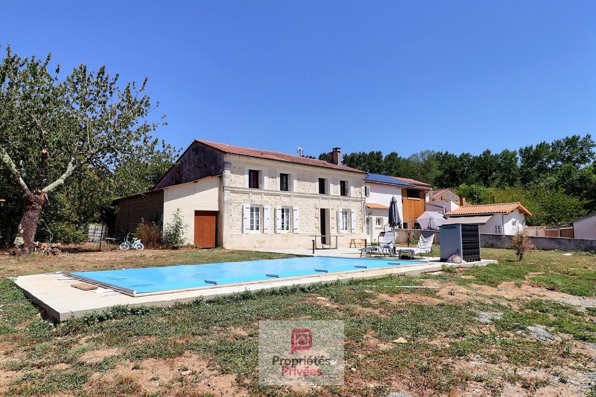 Longère charentaise de 188 m2, une grange intermédiaire pouvant servir d'agrandissement, un gite, un garage à l'est de 36 m2, deux garages indépendants de 25 et 21 m2, une piscine neuve en coque avec de nombreuses possibilités