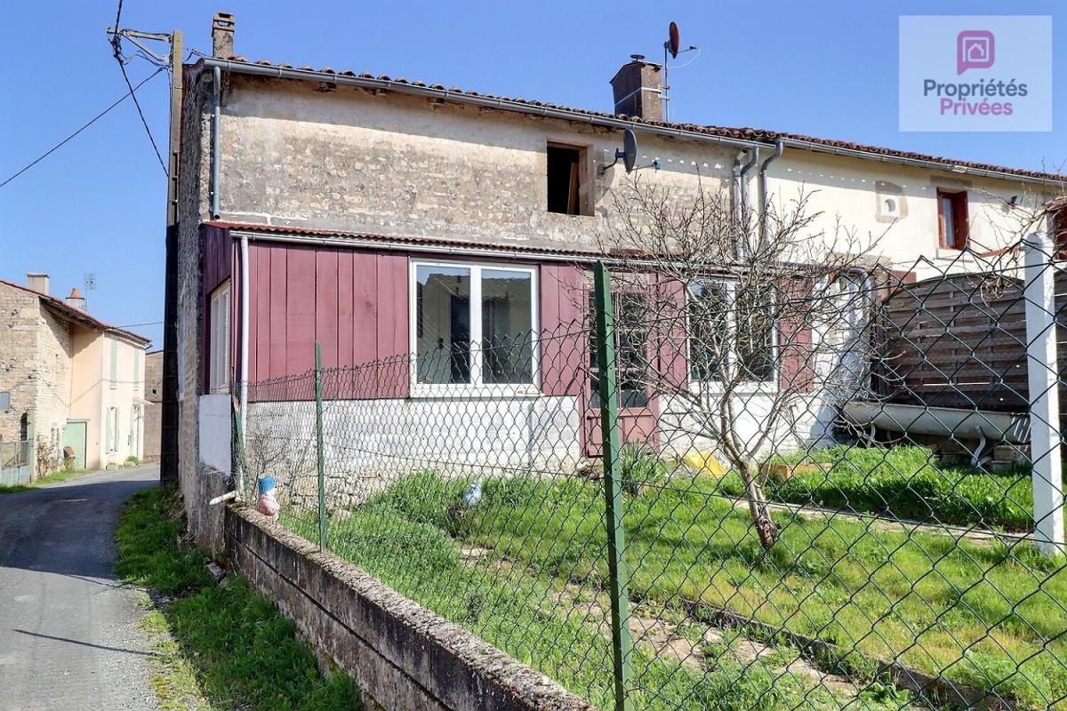 Maison de bourg mitoyenne à rénover sur 2 niveaux avec cave