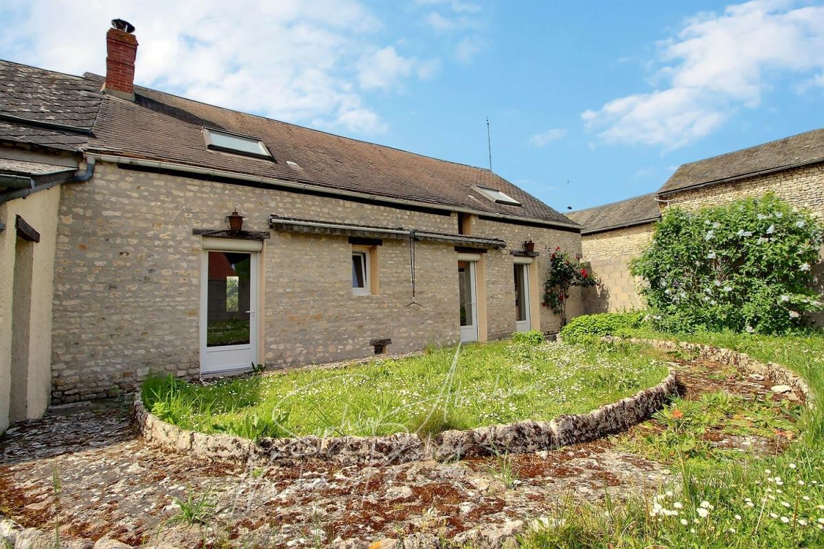Maison en pierres avec cour et jardin