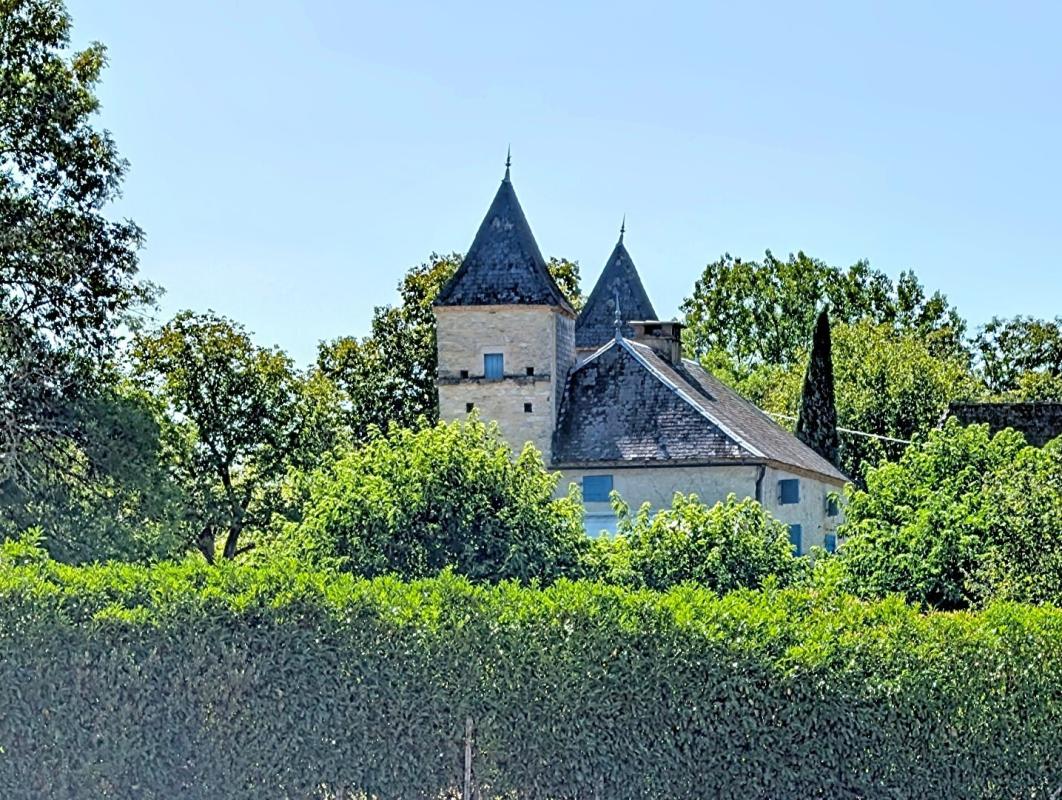 Léobard (46) ? Ensemble en pierre du XVIII? siècle, gîte + dépendances ? 345 000