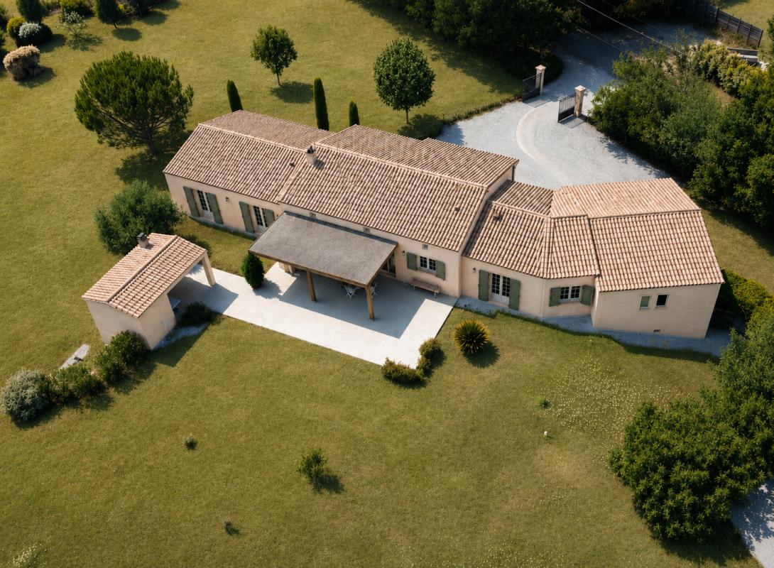 Plazac- Elégante maison, entièrement de plain-pied. Vue à couper le souffle sur la vallée! 4 chambres. Environ 1ha de terrain. autour