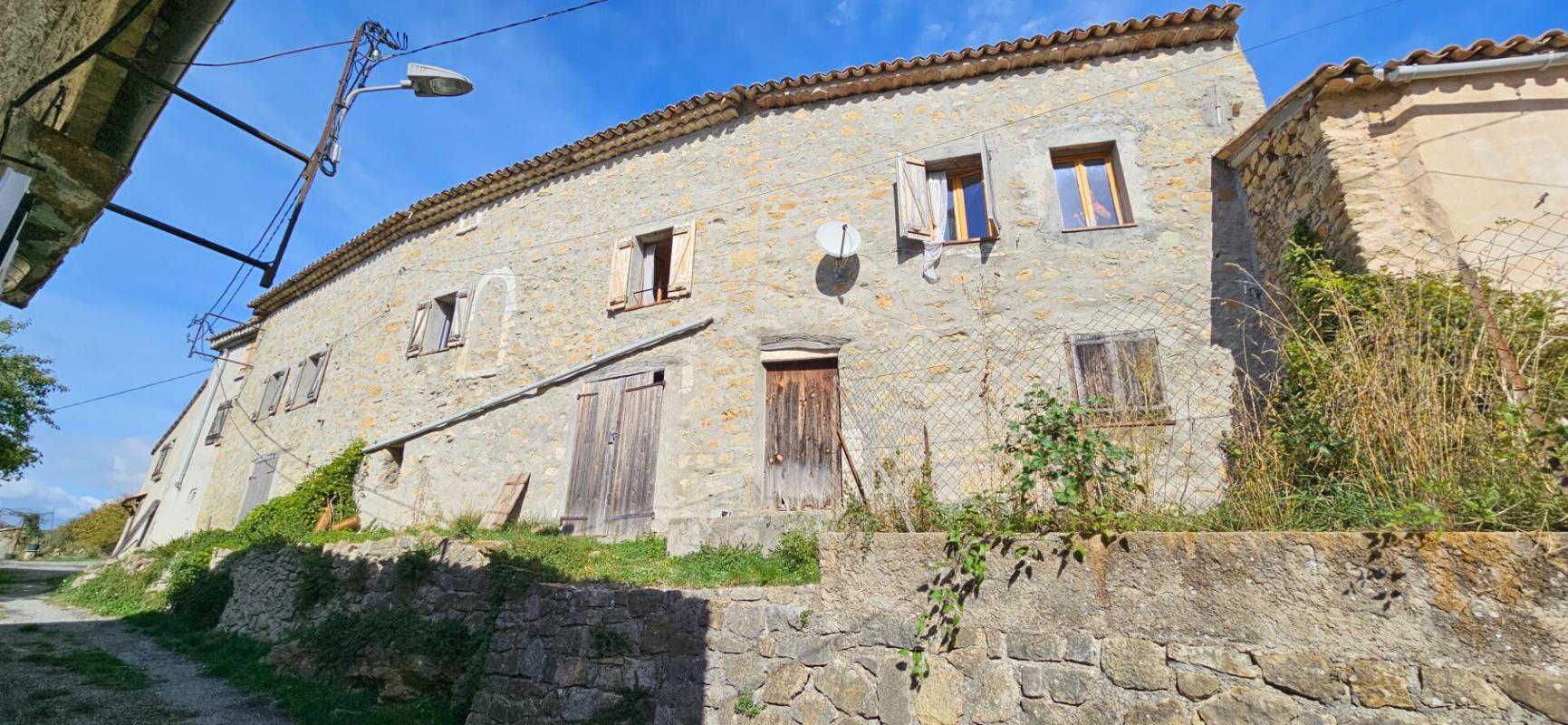 Maison de hameau avec deux appartements + terrain, à Bargème