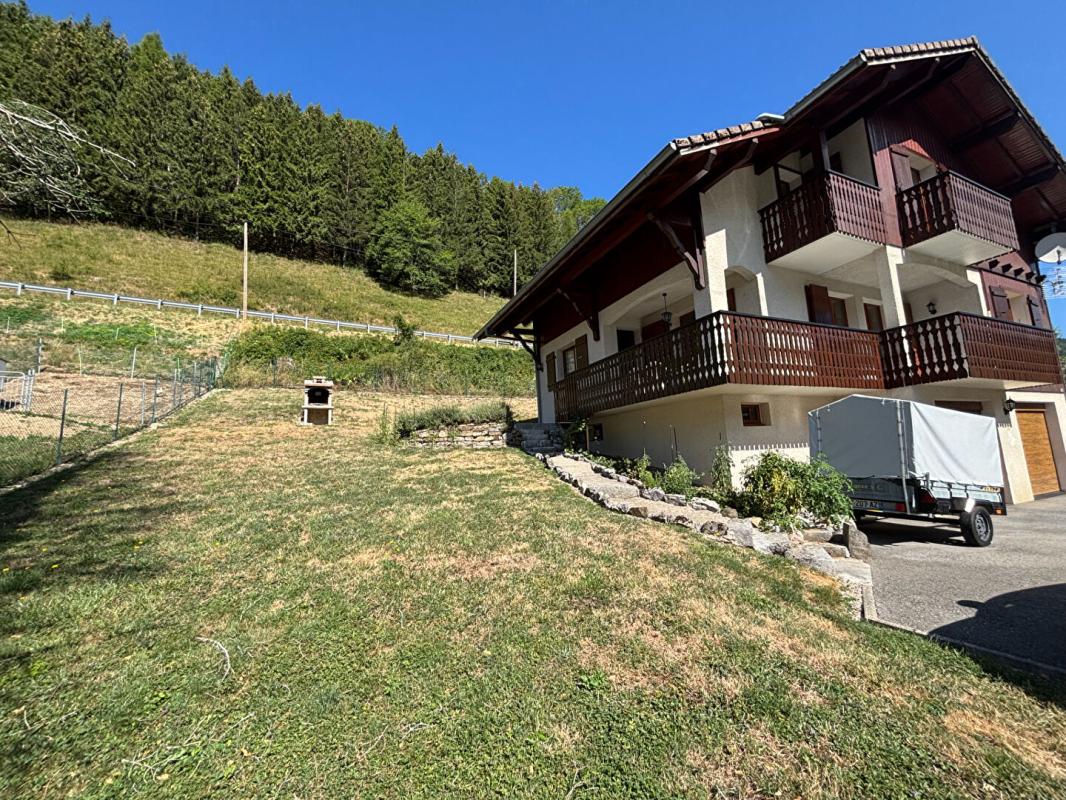 BELLEVAUX Maison T6 120 m² , 1180m² de terrain , secteur calme (74470)