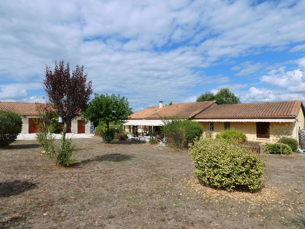 Maison de plain-pied 140m², 3 chambres, 2 terrasses, 3 garages, terrain 5800m²