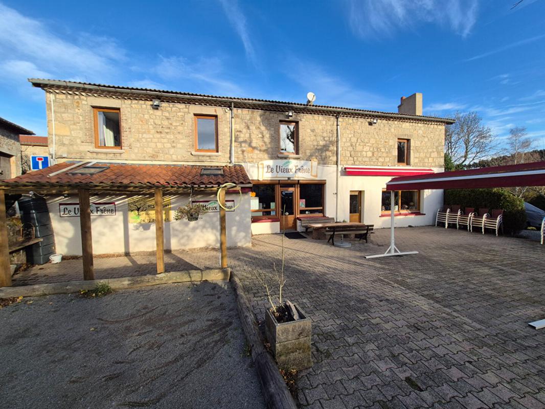 **EXCLUSIVITE** Tarentaise 42660 Propriété en pierres comprenant en rez de chaussée une ancienne auberge de 144m² (possibilité de créer un logement) + un appartement de 140m² 5 chambres et terrasse sur 1052m² de terrain