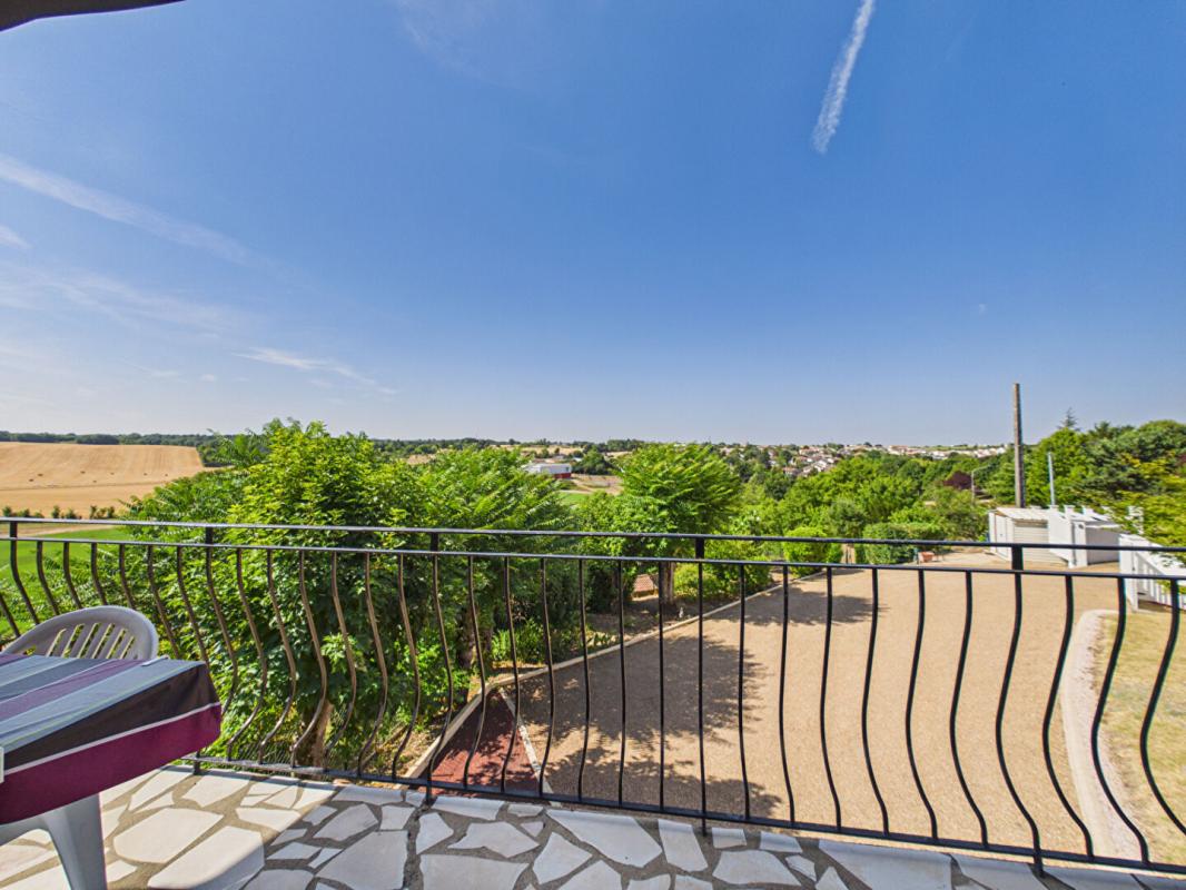 Maison de 105 m2 au coeur de Montamisé , 3 chambres, jardin, garage , grand sous sol