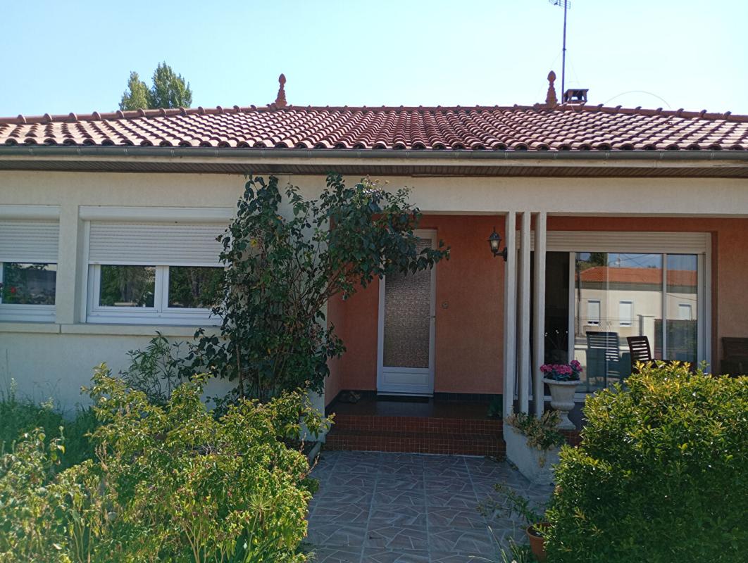 Maison plain-pied de 145M² sur un terrain de 1000M² + garage + dépendance