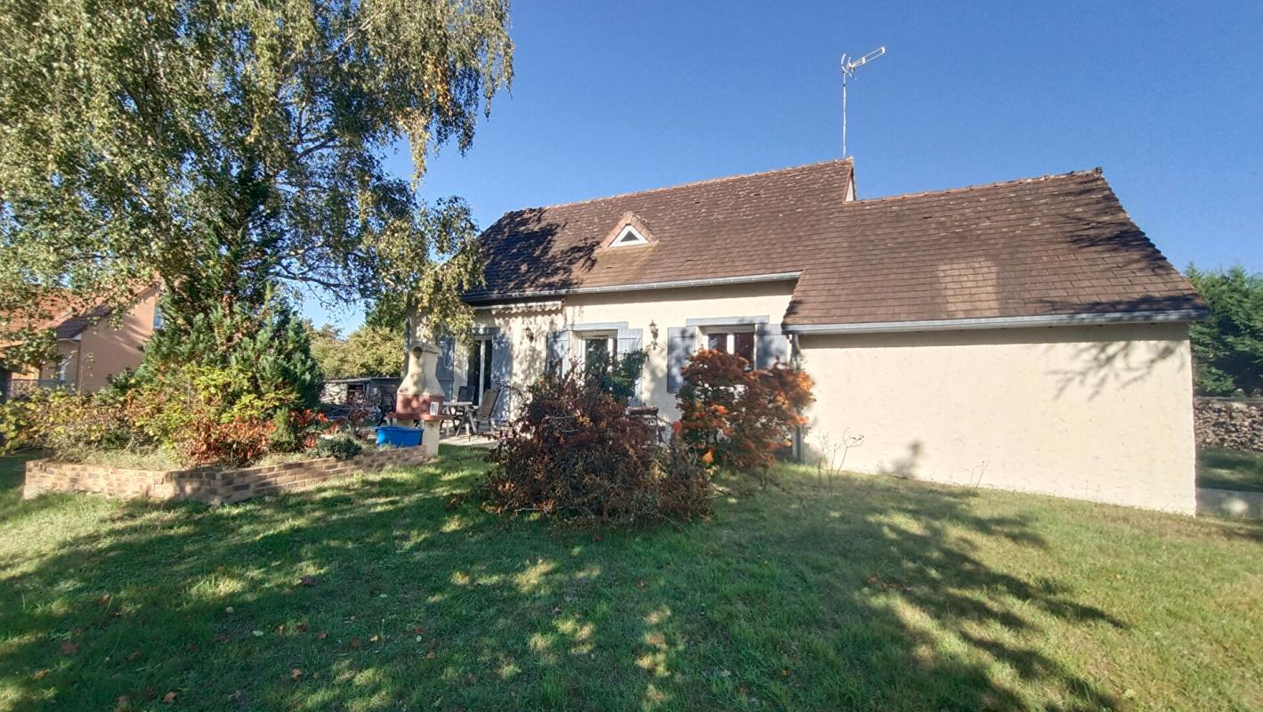 Maison 8 pièces de 135 m2 habitables avec un sous sol complet sur une parcelle de plus de 1 700 m2