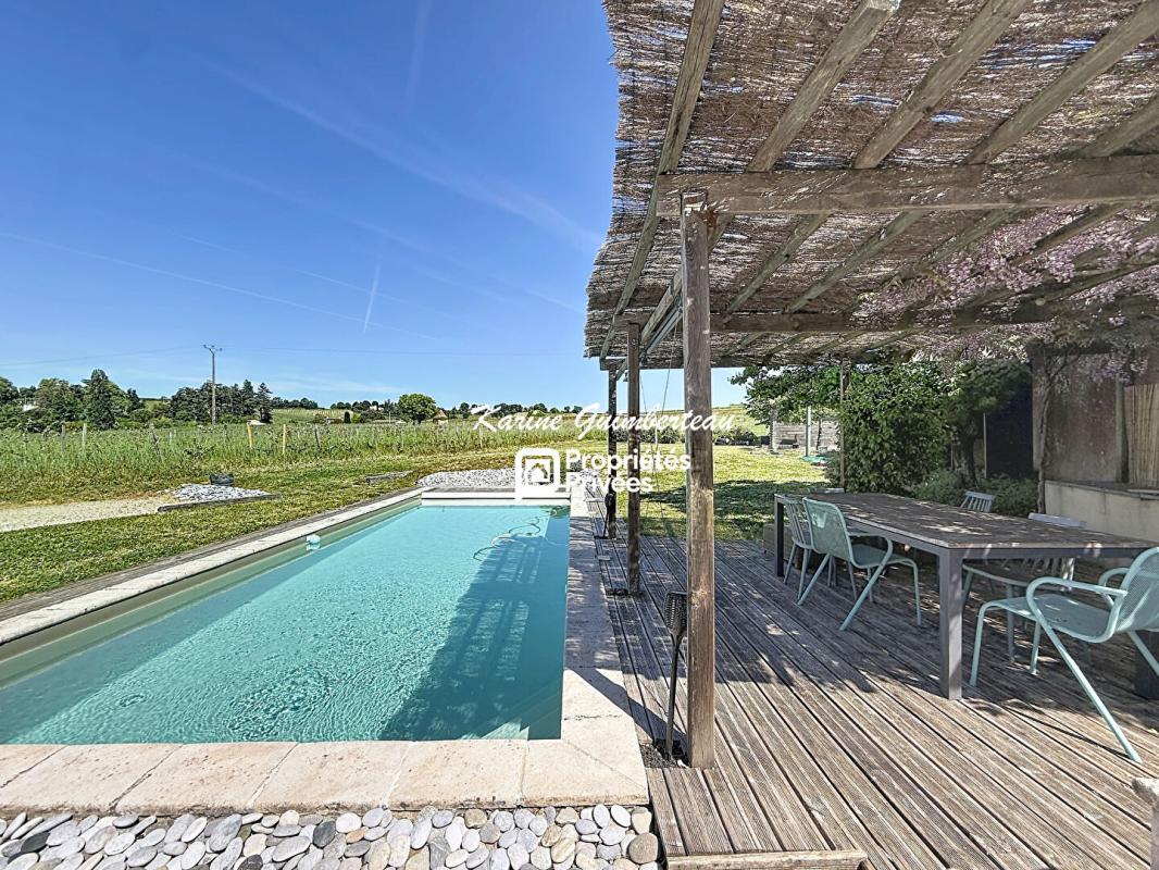 5 min Libourne : Fronsac : Maison familiale climatisée avec piscine et vues