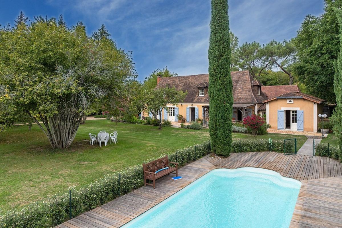 Propriété type longère en pierre, avec piscine, sur un terrain arboré de plus de 15 000 m²
