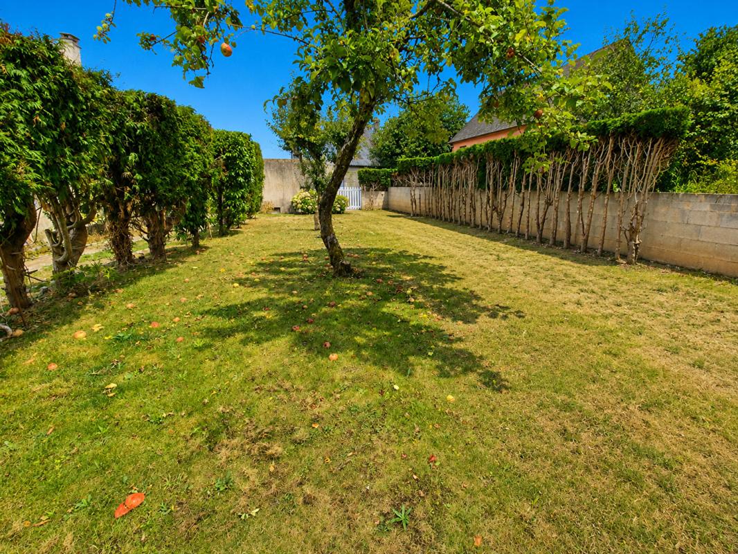 TERRAIN CONSTRUCTIBLE 497 m² - avec GARAGE - CENTRE À 350 m