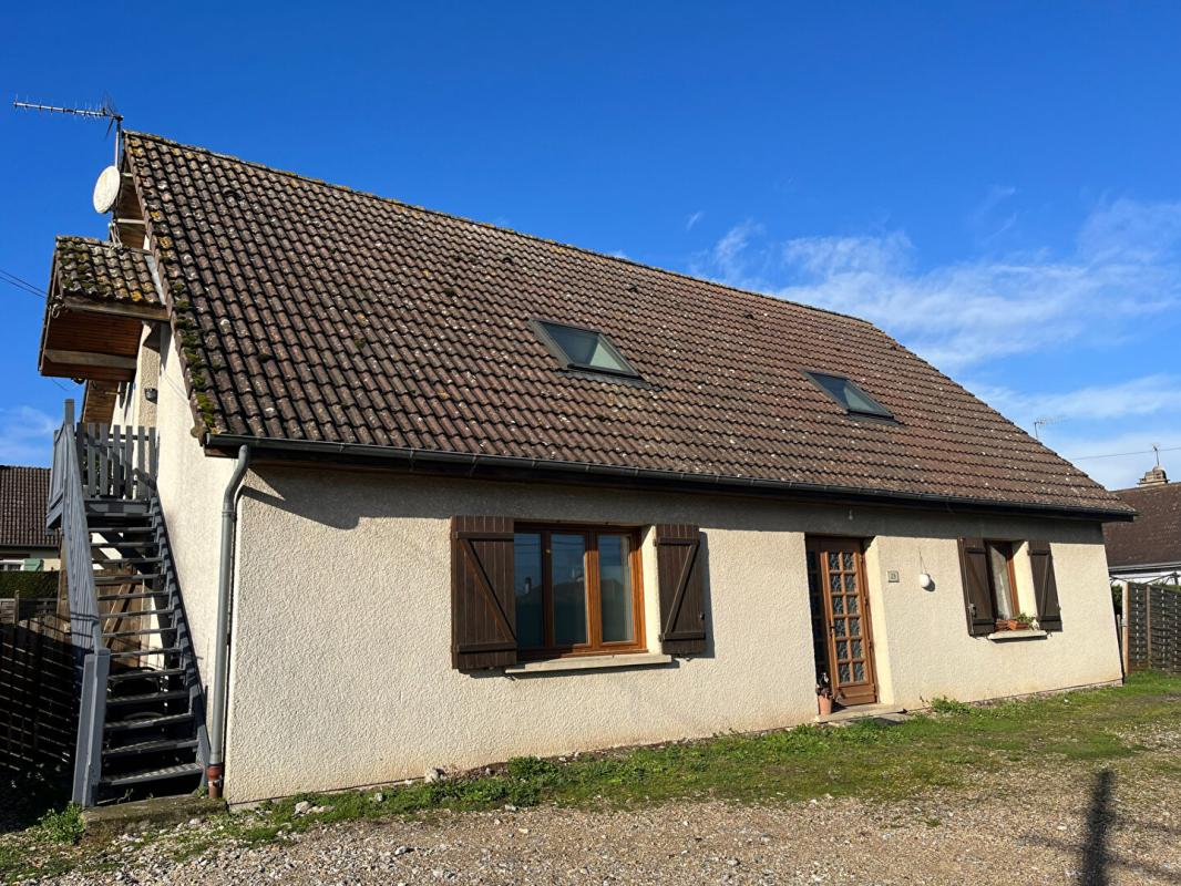 MAISON AVEC TROIS LOGEMENTS LOUES 190M2
