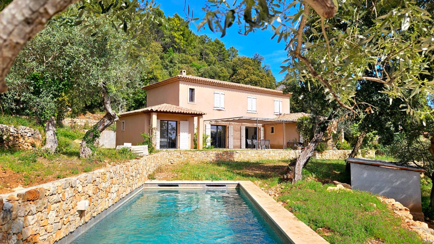 Claviers , Var . Villa contemporaine avec vue dégagée, piscine et terrain de 5800 m²