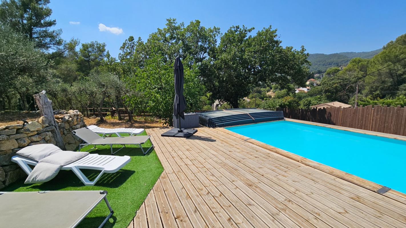 Maison unifamilialle ou deux logements, terrain 1900 m2 , piscine