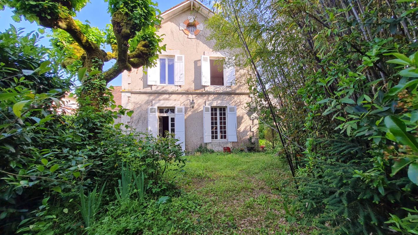 Mussidan Grande Maison proche du centre ville - 5 chambres sur parcelle de 957 m²