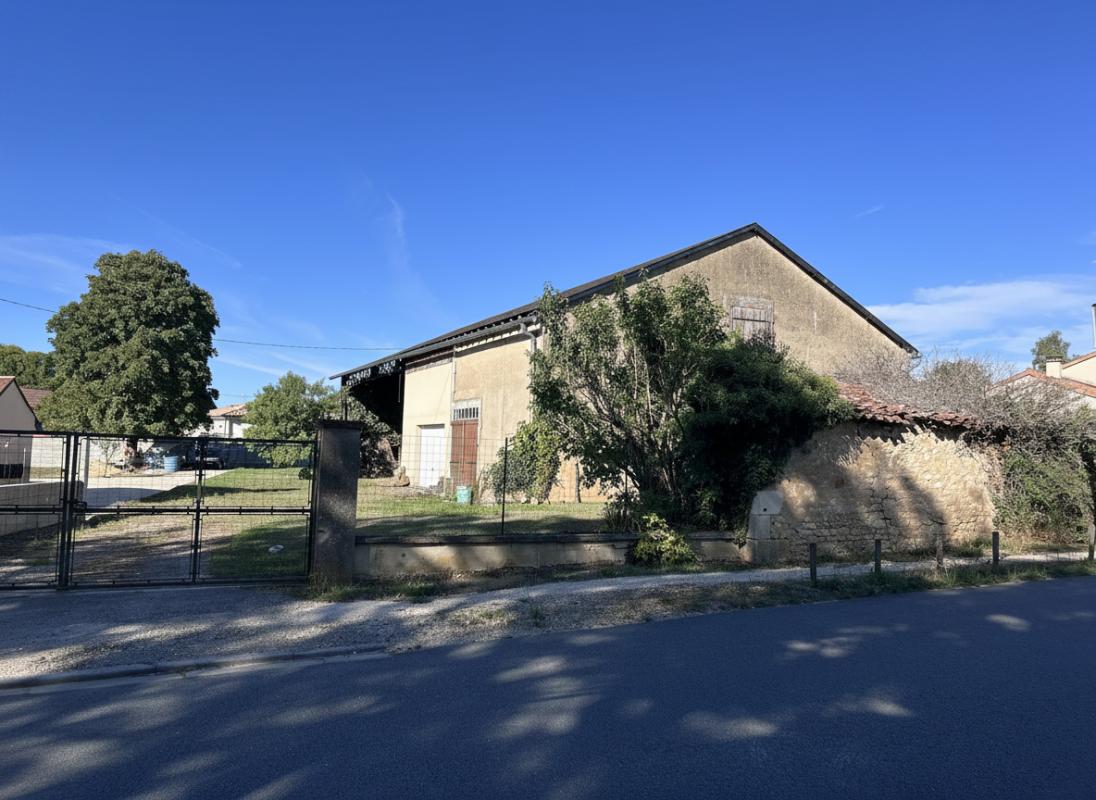 BIGNOUX ? TERRAIN CONSTRUCTIBLE DE 1 500 M² AVEC 200 M² DE DÉPENDANCES