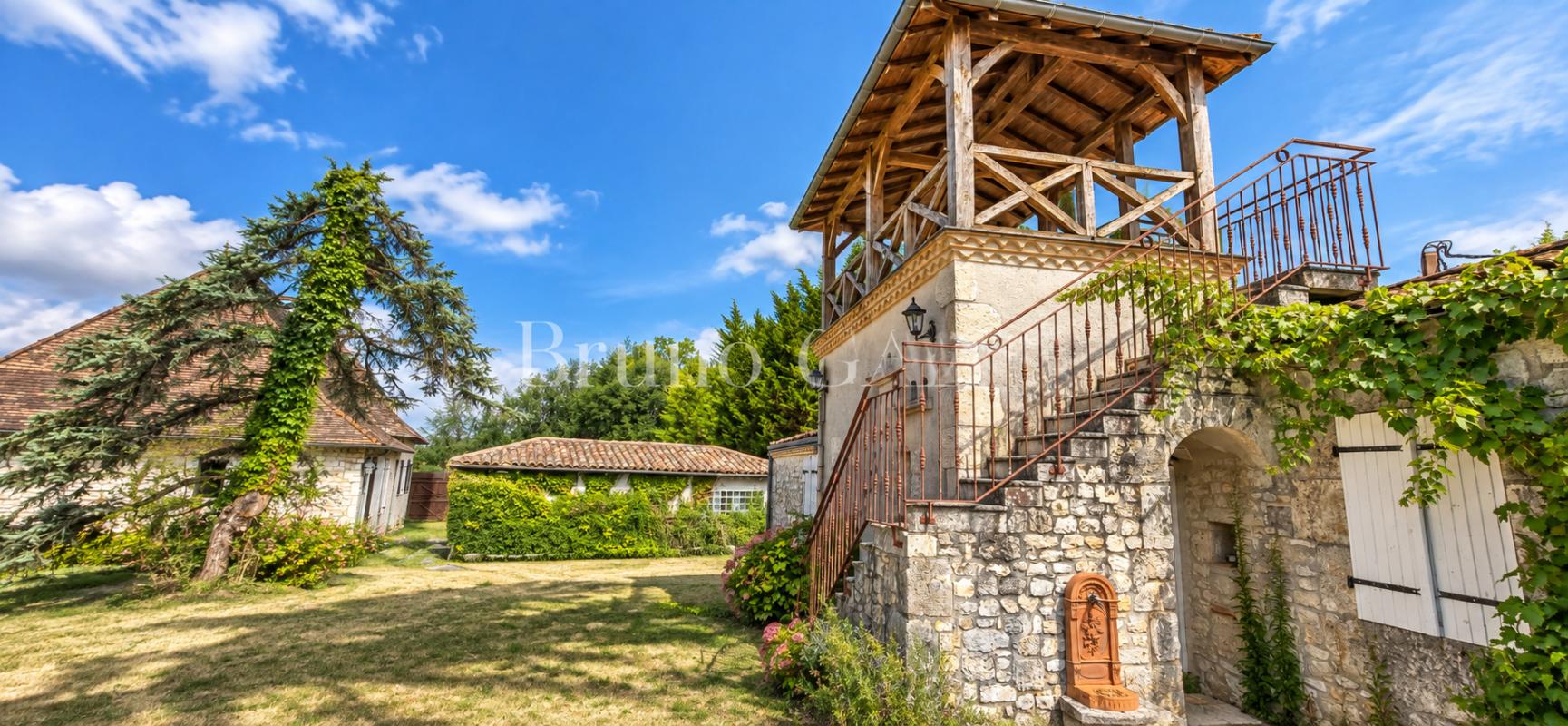 Ensemble immobilier en pierre composé de deux maison totalisant environ 262m2. sur parcelle de 13405M2