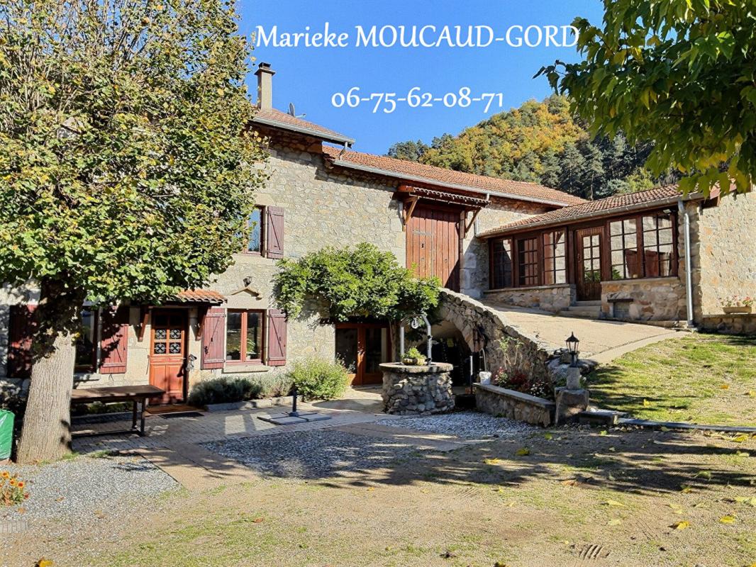 Maison en pierre rénovée de 150 m² 4 chambres dépendances terrain clos 1489m²