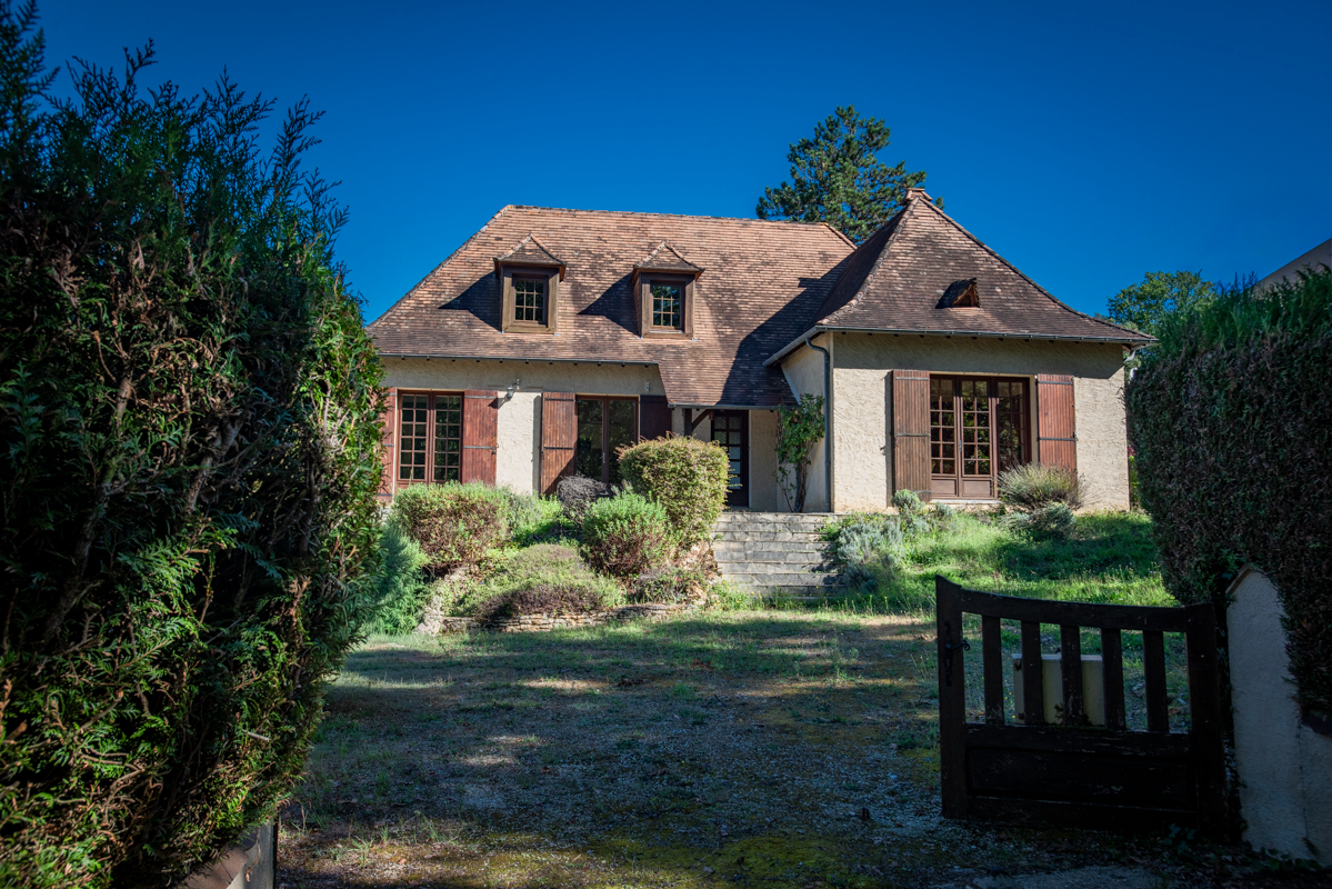 Maison Perigourdine, 132m2 3 chambres, grande sous-sol, piscine, 1852 m2