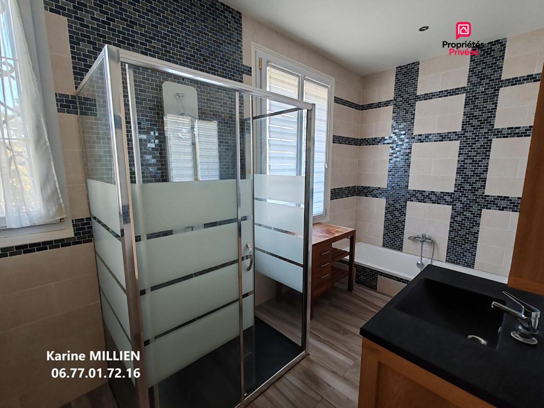 IVRY LA BATAILLE 27540 Maison individuelle avec véranda chauffée - 1 étage - 4 chambres - Double garage - Quart port - Piscine Hors Sol Chauffée - Terrain - 416000 HAI
