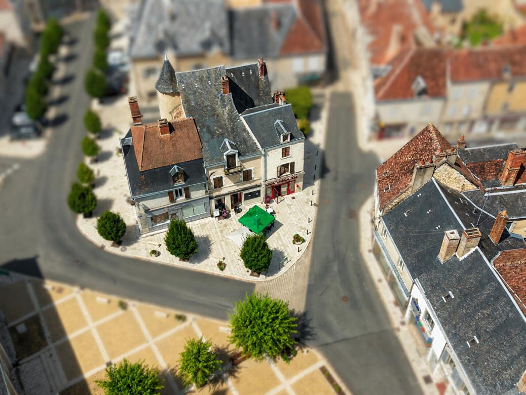 Vente Interactive - Départ des offres à 164000 en plein coeur de Saint Gaultier 11 pièces 306 m2