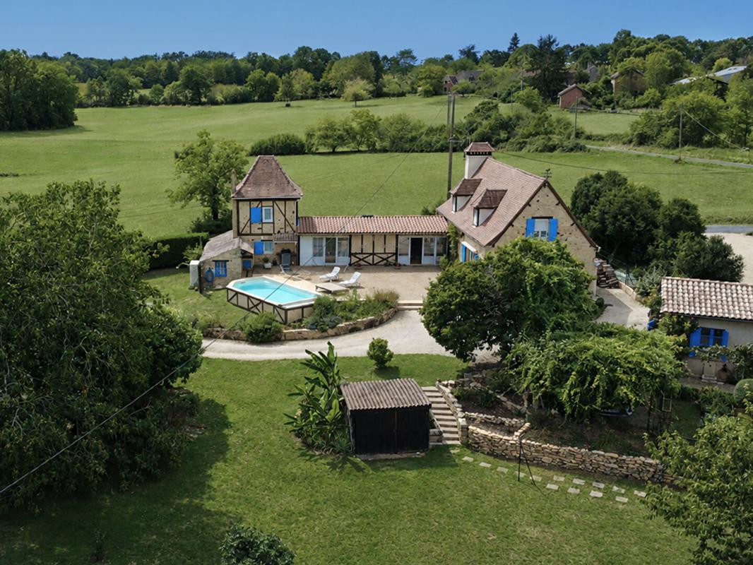 Charmante maison périgourdine avec piscine, beau jardin et dépendances