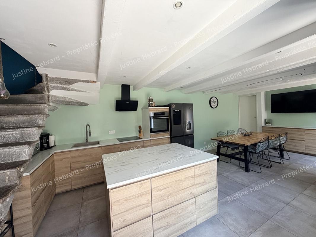 AUBIAT (63260) Maison de caractère rénovée d'environ 170 m² avec 4 chambres, suite parentale et espace professionnel