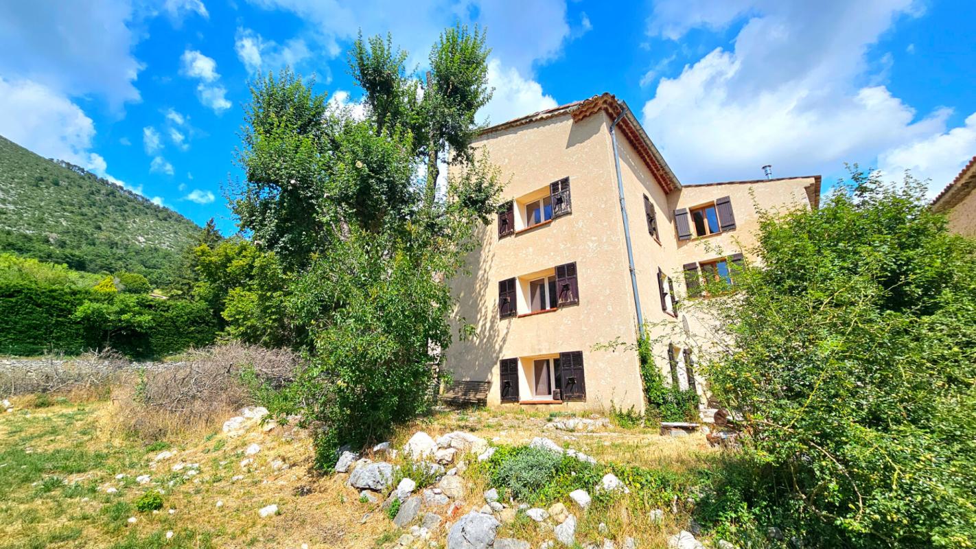 Maison de caractère rénovée avec goût . Vue panoramique . Bargème (Var)