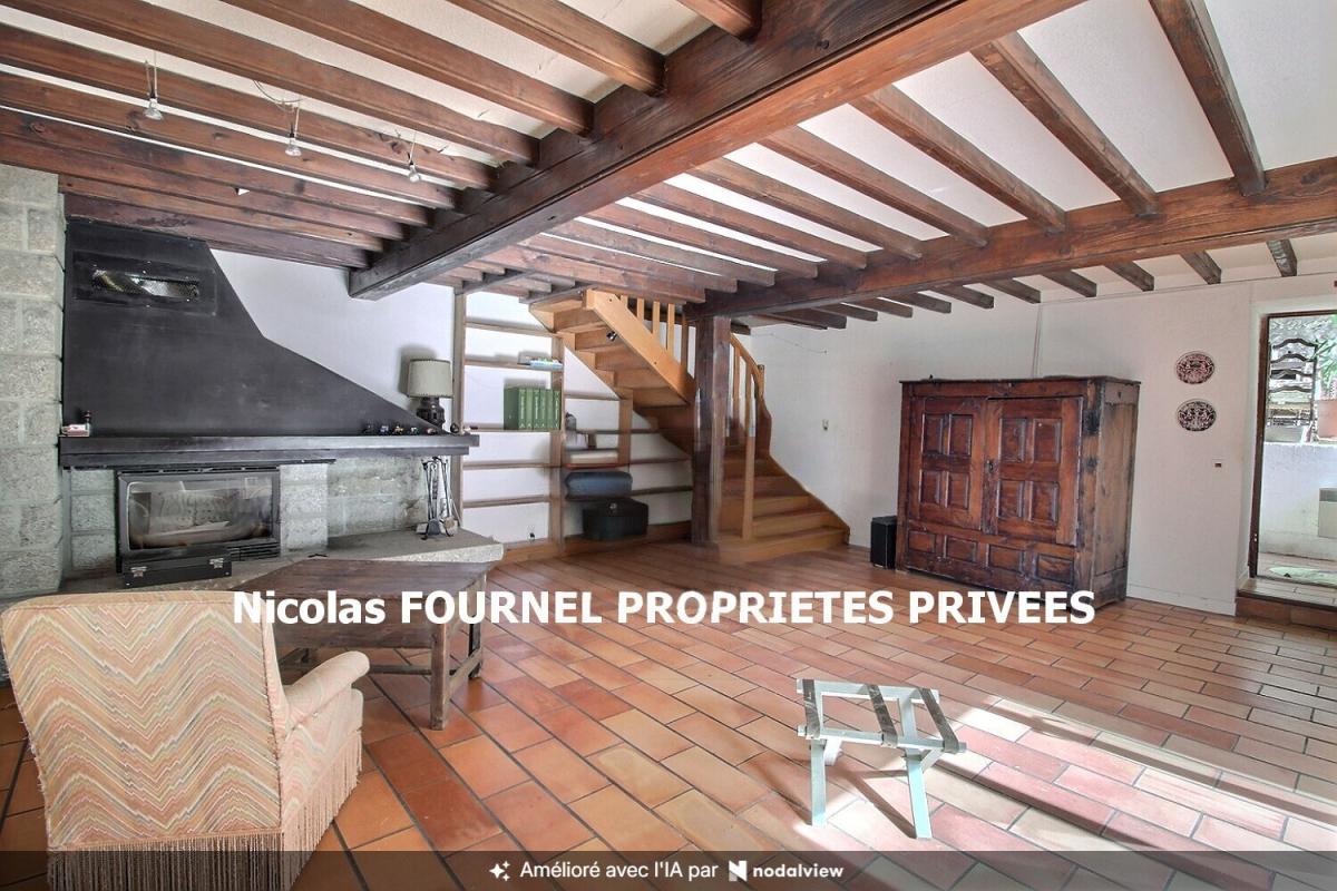 Saint Genest Malifaux 42660 corps de ferme avec cour fermée 215m² habitables 4 chambres, écurie-grange sur 1300m² de terrain
