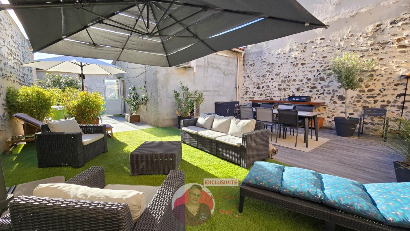 Maison en pierres 155 m², immense terrasse et dépendances, Proche Billom