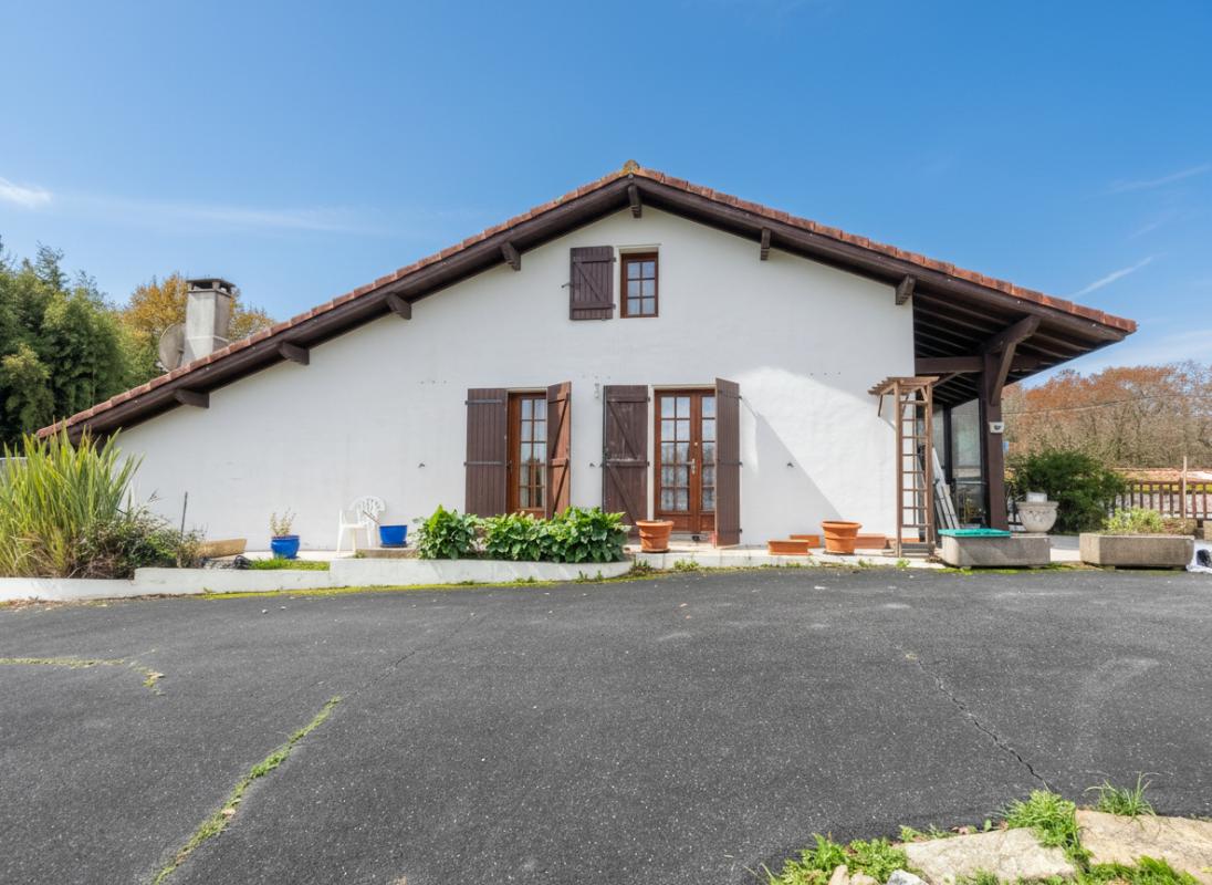 NUE PROPRIETE Maison de pays Mouguerre 10 pièce(s) 230 m2