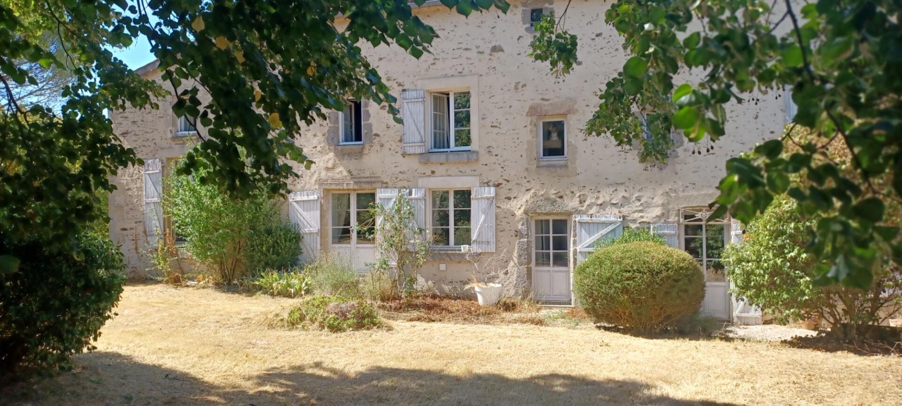 Grande maison de famille, dépendances et jardin