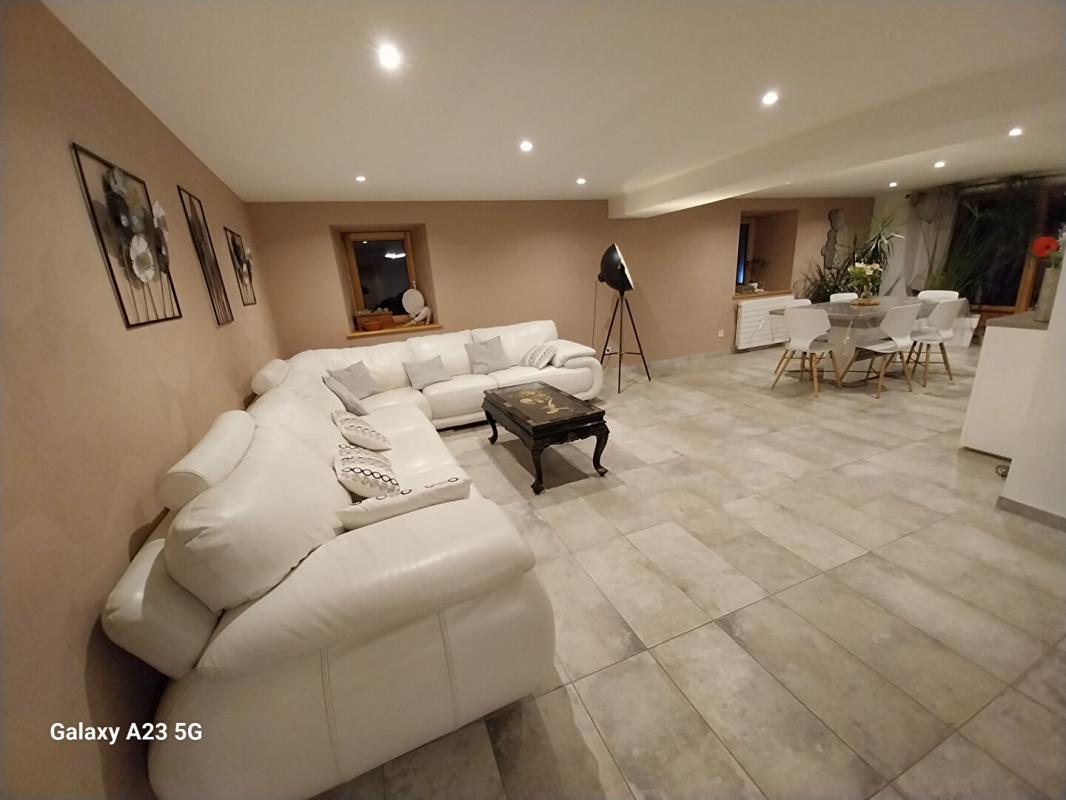 À Vendre Maison Divisible en 3 Logements