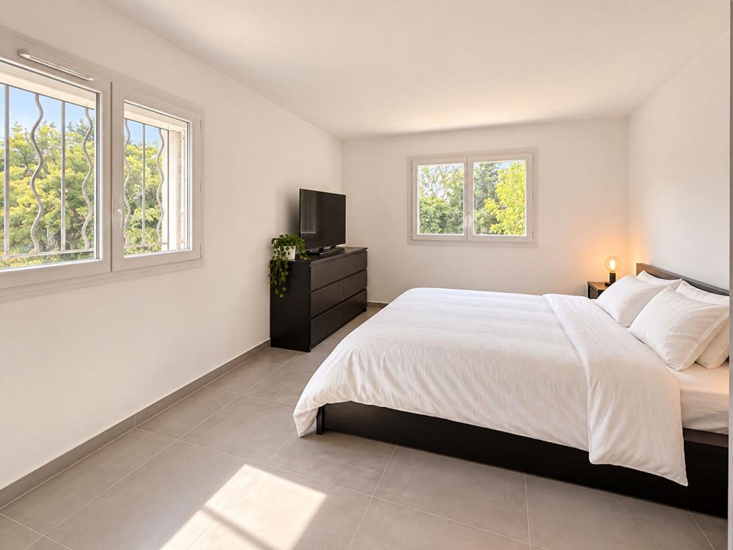 Maison avec appartement indépendant, piscine et jardin à Mollégès