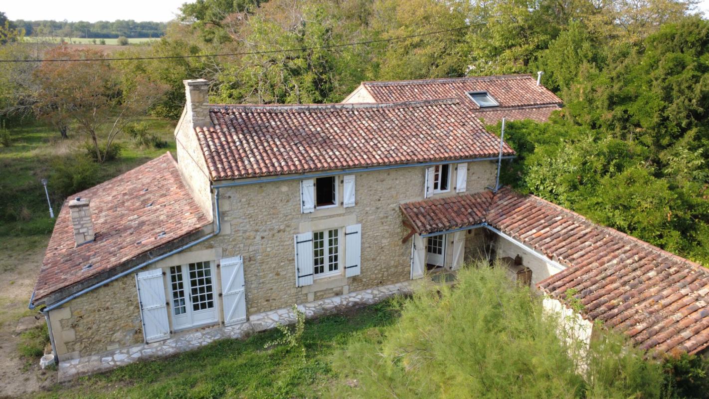 Maison de caractère de 214 m2 à Gizay , 4 chambres, grand jardin, garage, cave, mare