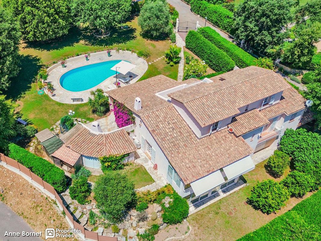 Villa 7 pièces 300 m2 avec parc paysager et piscine - LE ROURET