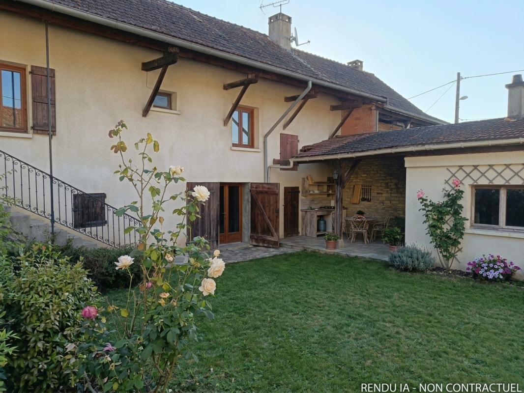 Maison de village avec cour fermée et terrain en face