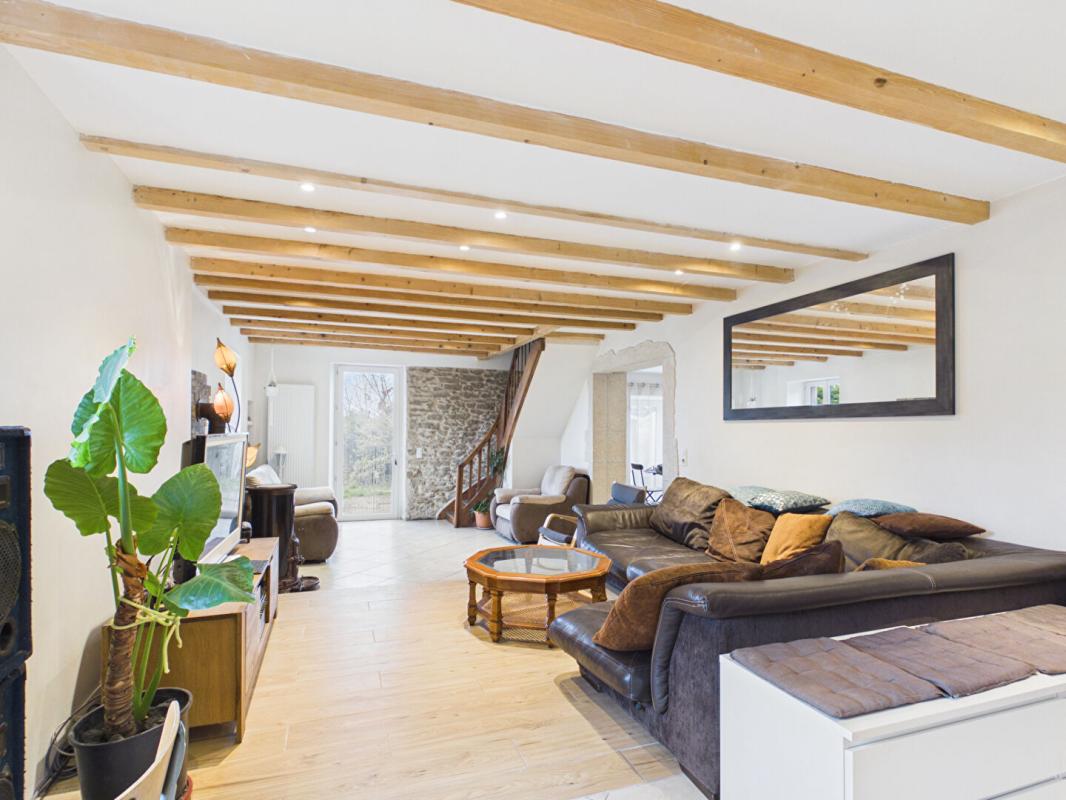 Maison de caractère en pierre, beaux volumes et grand terrain