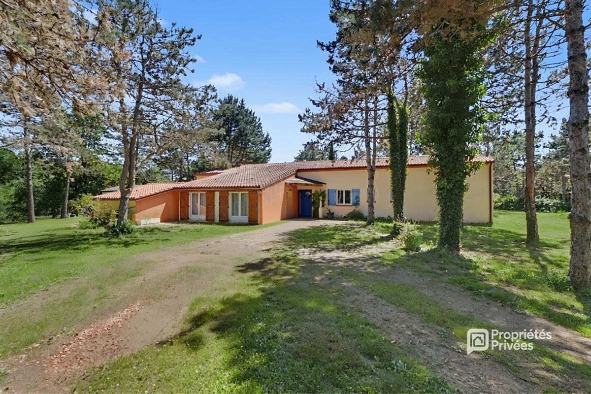 Maison Bessens ( Lapeyrière ) T6 avec piscine sur une parcelle de 5666 m2