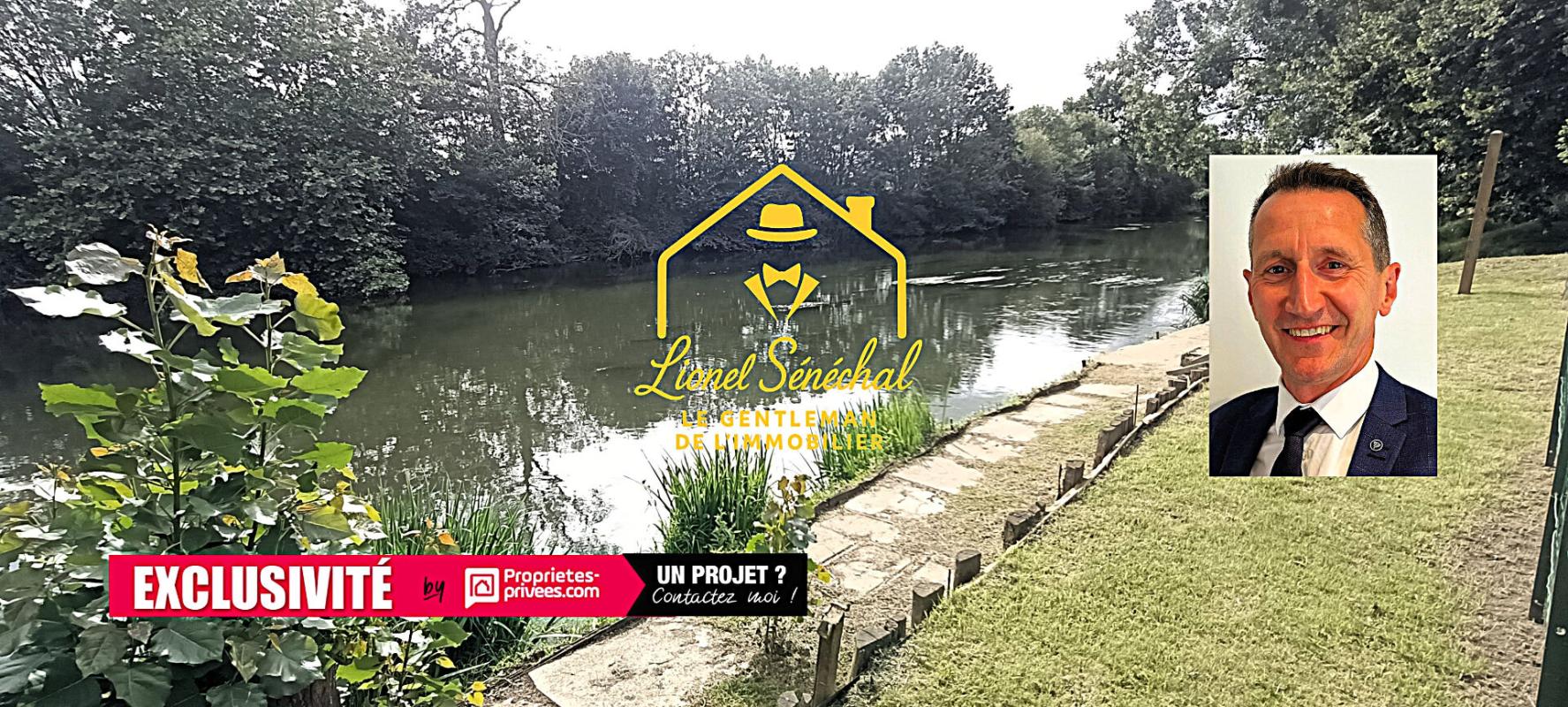 Terrain de loisirs de plus de 1 200 m2 avec un préau sur une dalle en dur, un abri de jardin et un accès direct à la rivière