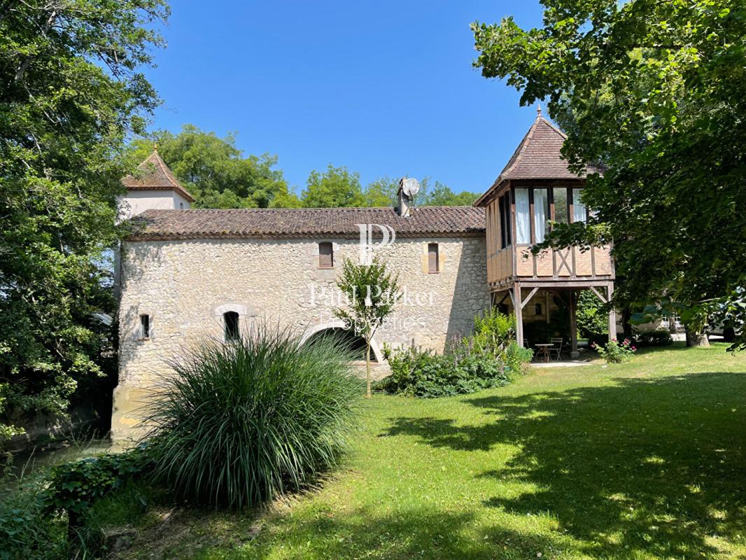 Propriété rare et exceptionnelle : ancien moulin restauré avec dépendance, piscine chauffée et jardin idyllique - 4364703PPBRA