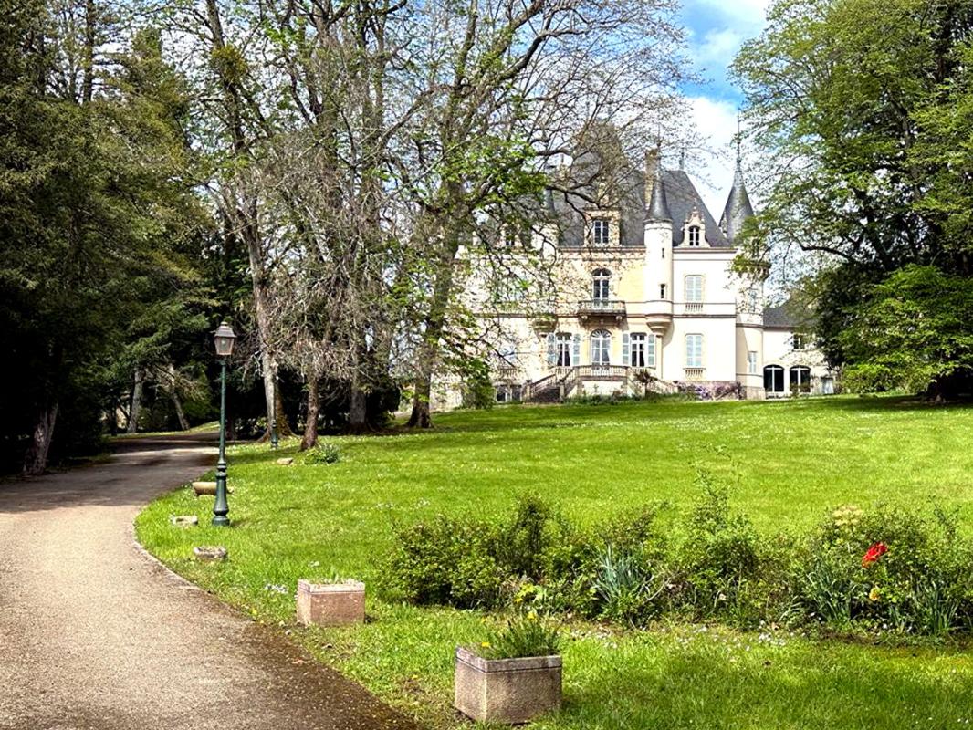 Elegant 19th-Century Neo-Renaissance Château with Indoor Pool and Parkland - 4355803PUMY