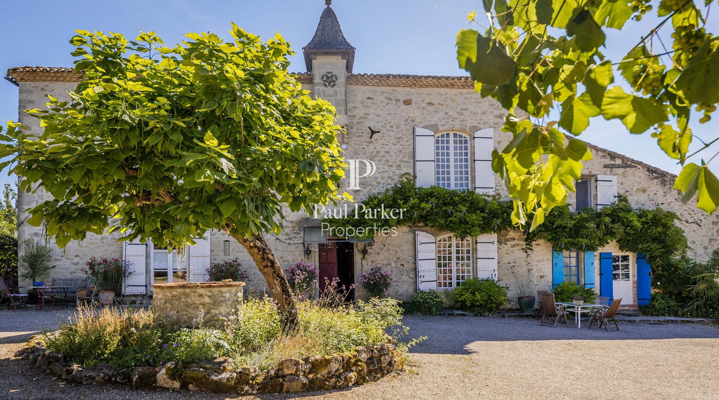 Château authentique du XIIIe siècle avec trois gîtes, piscine et 2 ha - 4426833PPBRA