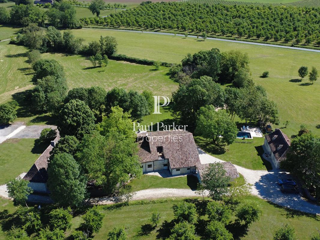 Un domaine d&rsquo;exception en Dordogne avec trois maisons de caractère et deux granges - 4525833PPBRA
