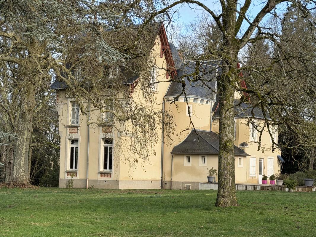 Élégante gentilhommière avec piscine intérieure – Aux portes du Mans